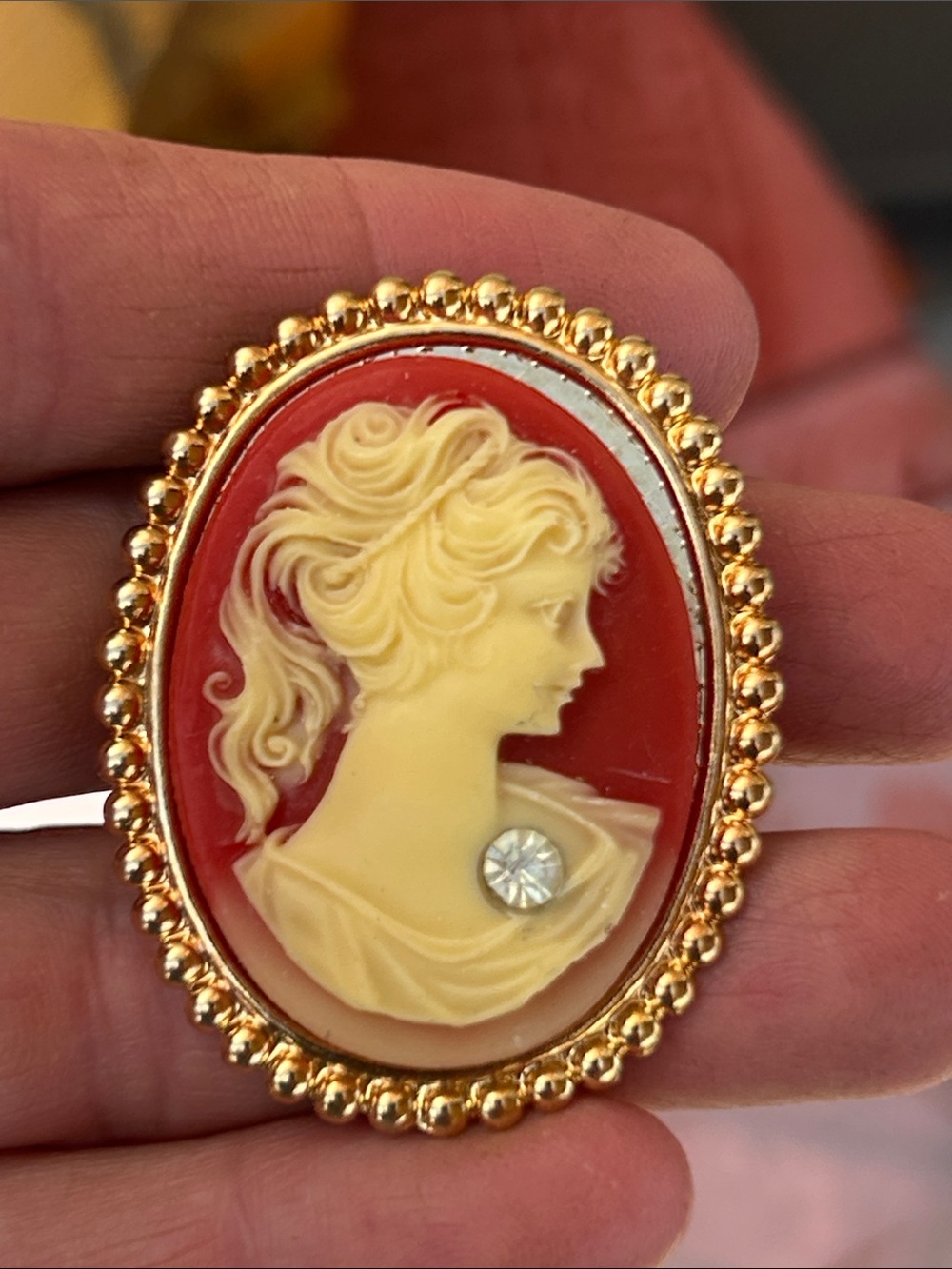 Vintage Red and Cream Cameo Brooch with Gold Frame - Picture 5 of 5